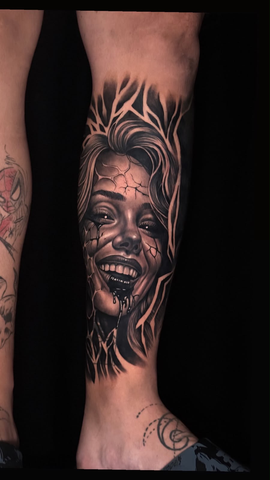 Retrato feminino com efeito de rachaduras na panturrilha — Tainan Santos