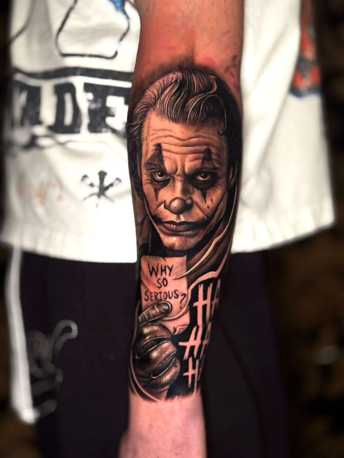Retrato do Coringa em preto e cinza no antebraço — Tainan Santos