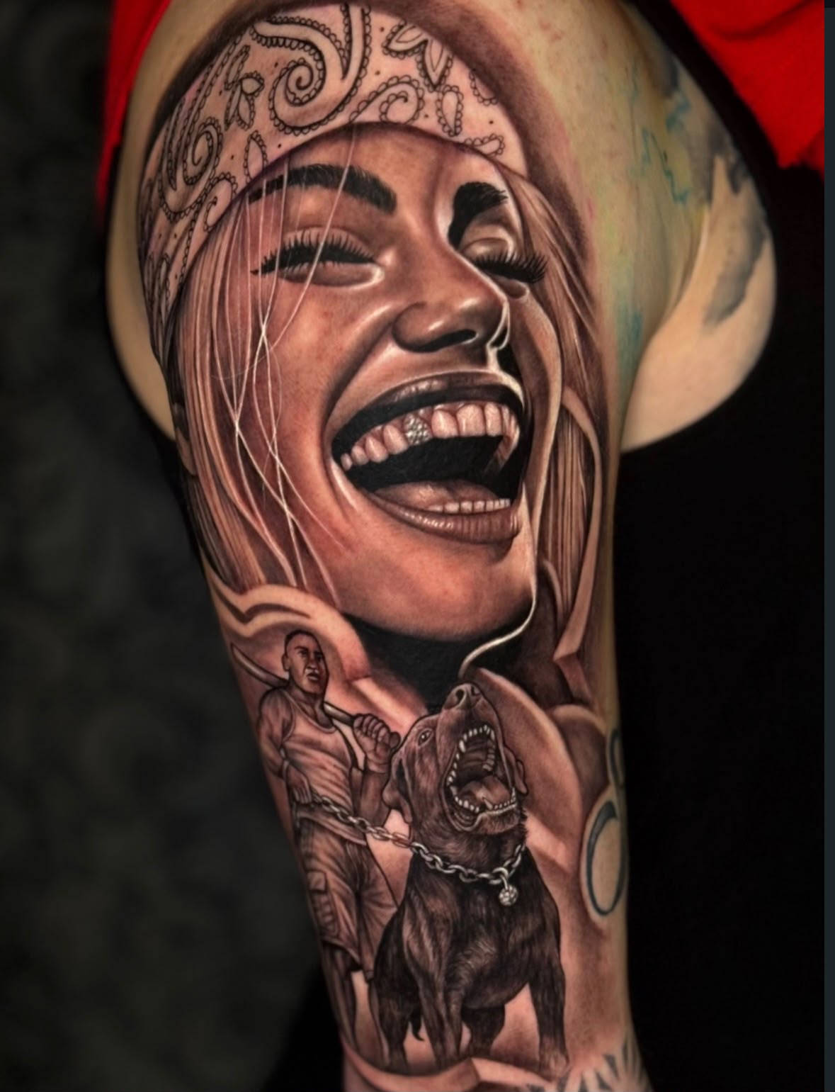 Retrato realista de mulher com bandana e cão — Tainan Santos