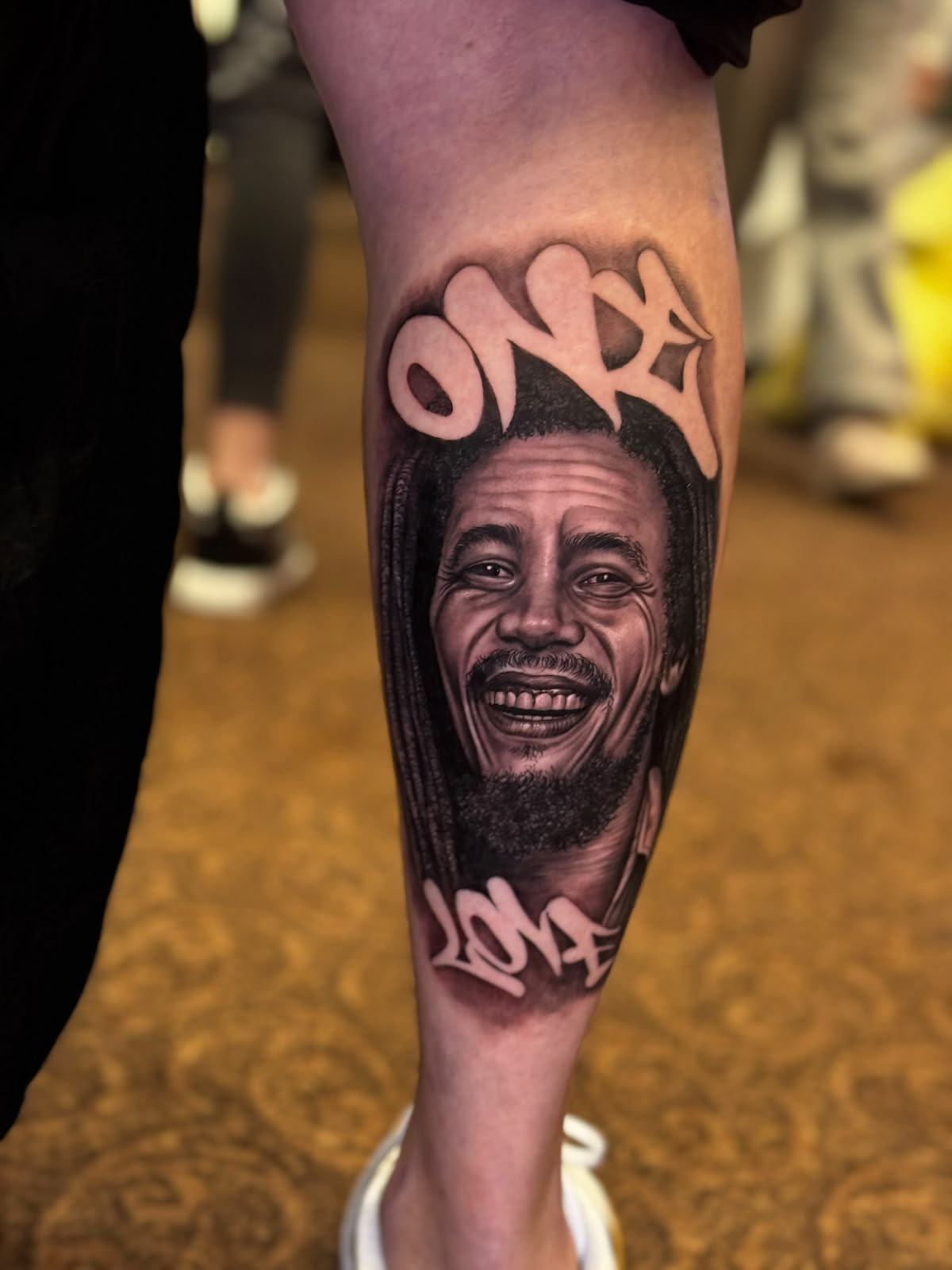 Retrato de homem sorrindo em preto e cinza — Tainan Santos